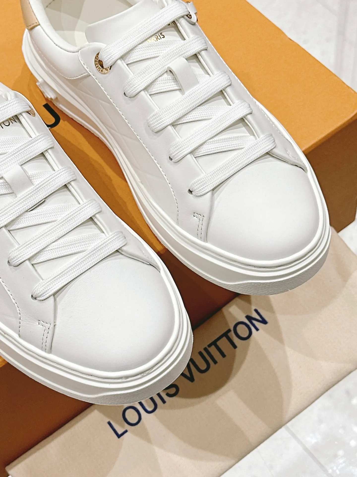 👟👟Ex-factory price 560👟👟 LV new white shoes, four-leaf clover🍀sunflower🌞 charm, add naughty and lively color to simple white shoes, easy to wear and durable, code number: 35+40 (41 customized)